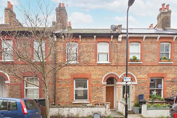3 Bedroom Flat For Sale In Belfast Road, London, N16