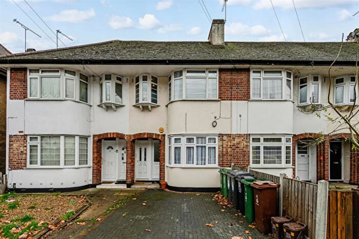 2 Bedroom Maisonette To Rent In Kingsley Gardens, Chingford, E4