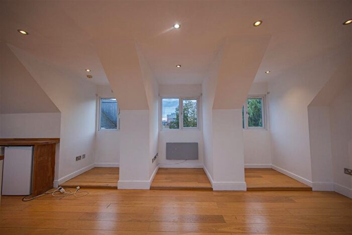 2 Bedroom Flat To Rent In Newton House, Croydon, CR0