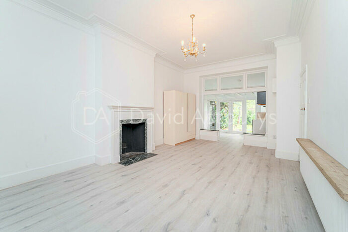 3 Bedroom Apartment To Rent In Great North Road, Highgate, London, N6