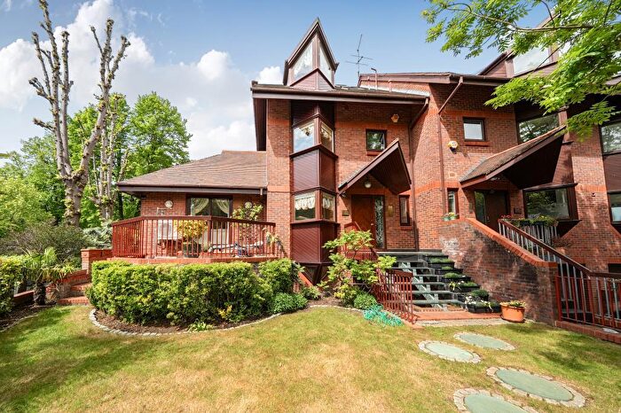 5 Bedroom Semi-Detached House For Sale In Broadlands Road, Highgate, N6