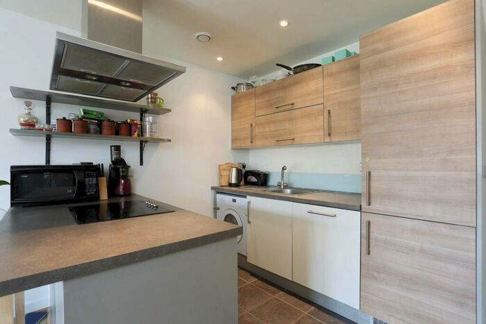 2 Bedroom Flat To Rent In Windsor Court, Mile End, London, E3