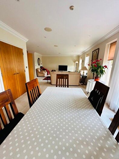 3 Bedroom Flat To Rent In Beech Hill, Barnet, EN4