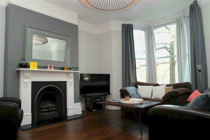3 Bedroom Flat To Rent In Burnt Ash Hill, Lee, London, SE12