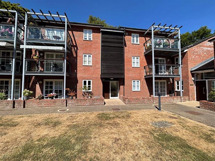 2 Bedroom Flat To Rent In Free Street, Bishops Waltham, SO32