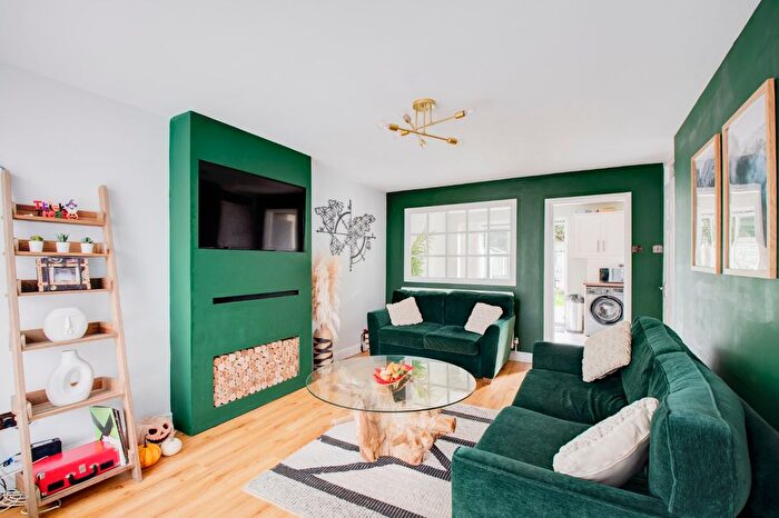 3 Bedroom Terraced House For Sale In Chiltern Close, Halesowen, West Midlands, B63