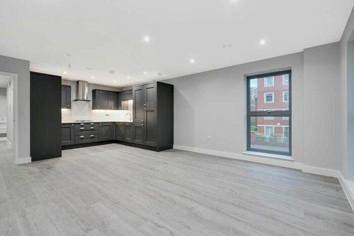 2 Bedroom Flat To Rent In Landmark Court, Queens Road, Weybridge, Surrey, KT13