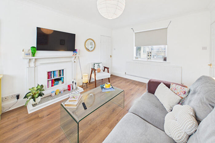 2 Bedroom Apartment For Sale In Northridge Way, Boxmoor, HP1