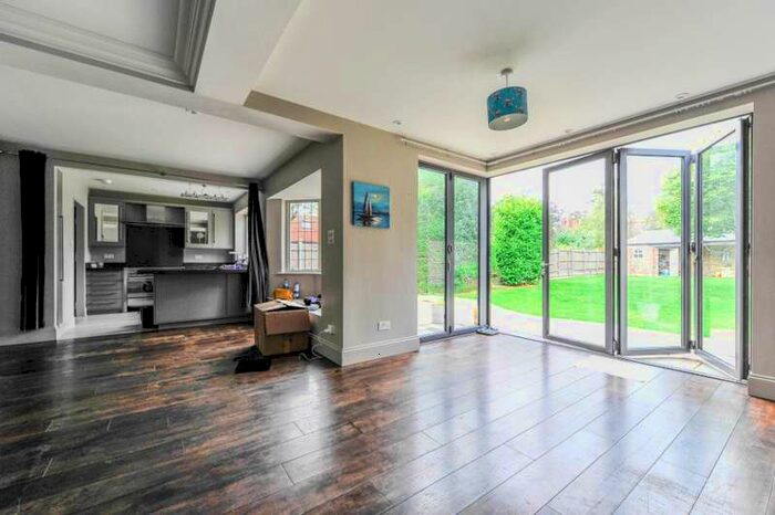 4 Bedroom Detached House To Rent In Upper Brighton Road Kingston, KT6