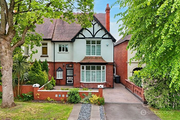 5 Bedroom Semi-Detached House For Sale In Hinckley Road, Nuneaton, CV11