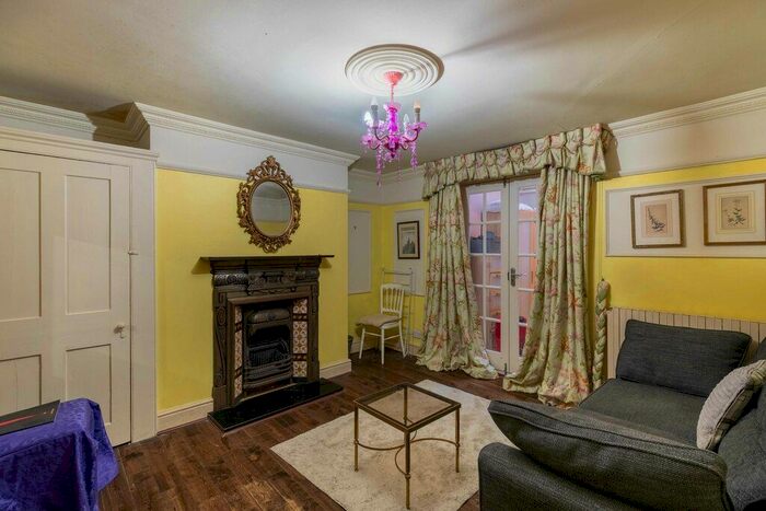 2 Bedroom Flat To Rent In Barclay Road, Fulham, SW6