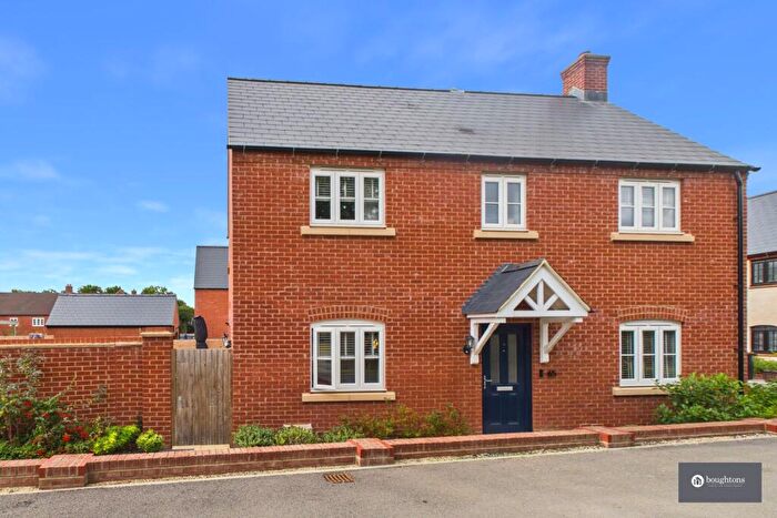 3 Bedroom Semi-Detached House For Sale In Field View, Brackley, NN13