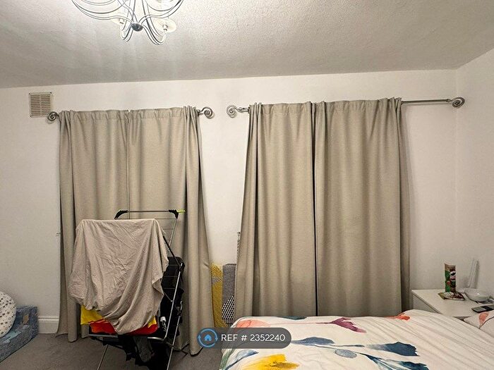 2 Bedroom Flat To Rent In Danescroft, London, NW4