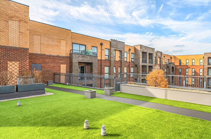 2 Bedroom Flat For Sale In Moorfield Place, Farnborough, Hampshire, GU14