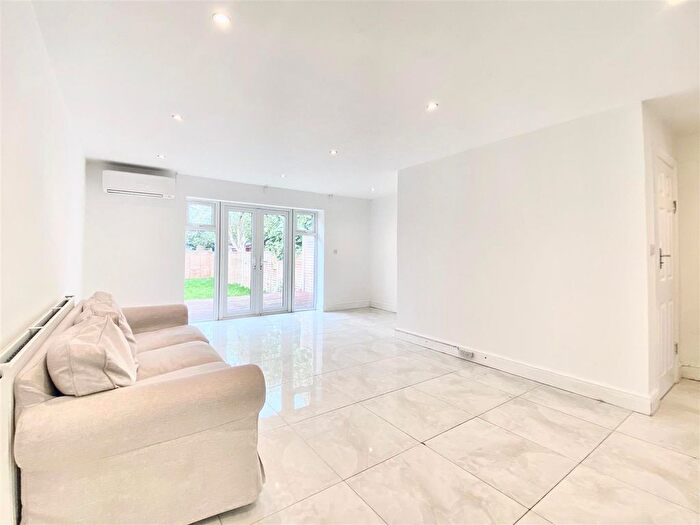 4 Bedroom Semi-Detached House To Rent In Watford Way, London, NW4