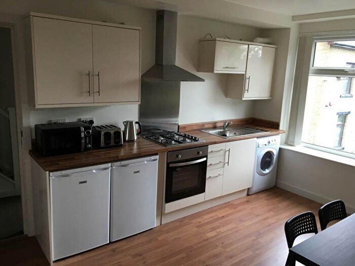 2 Bedroom Flat To Rent In Primrose Hill, Great Horton, Bradford, BD7