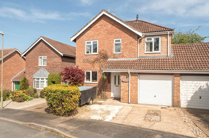 4 Bedroom Link Detached House For Sale In Launcelyn Close, North Baddesley, Southampton, Hampshire, SO52