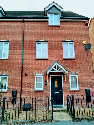 3 Bedroom Town House To Rent In Dean Lane, Newton Heath, M40