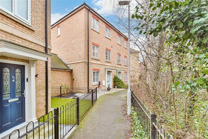 4 Bedroom Semi Detached House For Sale In Argent Way, Sittingbourne, Kent, ME10