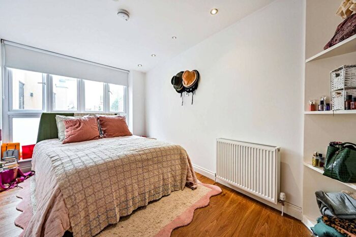 1 Bedroom Flat For Sale In Bridle Lane, St Margarets, Twickenham, TW1