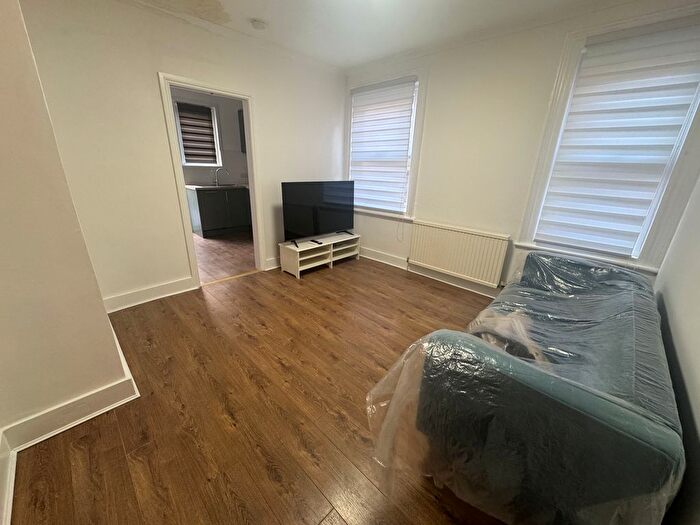 2 Bedroom Flat To Rent In Collingbourne Road, London, W12