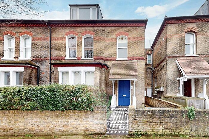 2 Bedroom Flat For Sale In Finsbury Park Road, London, N4