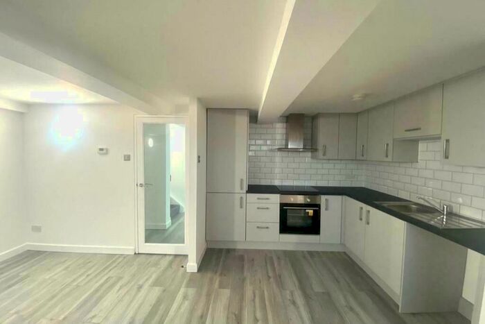 2 Bedroom Flat To Rent In Whingate, Leeds, LS12