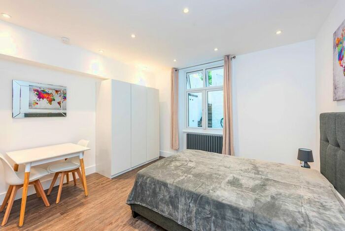 Studio To Rent In Nevern Square, Earls Court, London, SW5