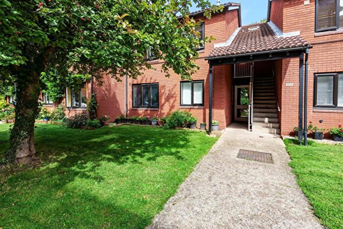 1 Bedroom Flat To Rent In Tithe Barn Close, Kingston Upon Thames, Surrey, KT2