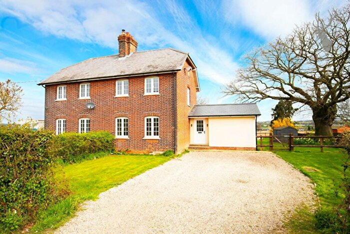 2 Bedroom Cottage To Rent In Stapleford Road, Stapleford Tawney, Romford, RM4