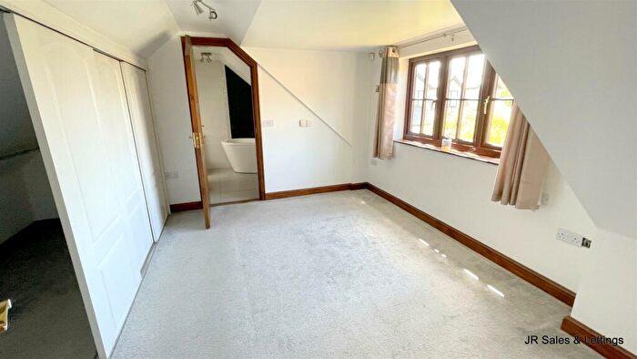 2 Bedroom Detached Bungalow For Sale In Hammondstreet Road, West Cheshunt, EN7