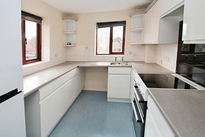 3 Bedroom Flat To Rent In Loughman Close, Kingswood, Bristol, BS15