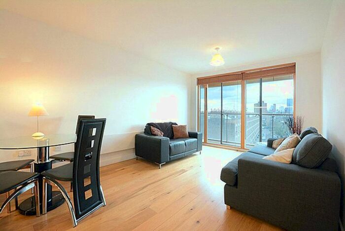 2 Bedroom Flat To Rent In Crampton Street, Elephant And Castle, London, SE17