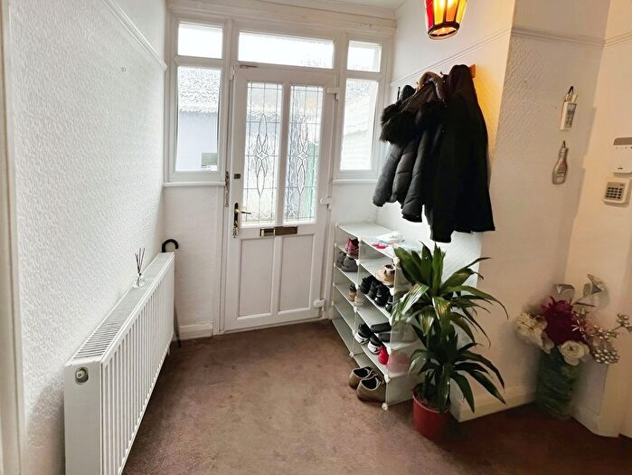 3 Bedroom Bungalow To Rent In Bed Terraced House, Berkeley Avenue, IG5