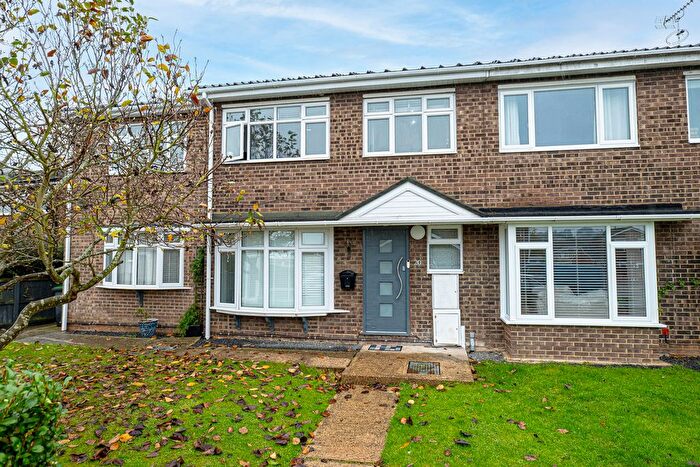 4 Bedroom Semi-Detached House For Sale In Steeplefield, Leigh-On-Sea, SS9