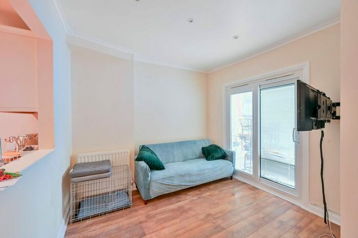 2 Bedroom Flat To Rent In Western Road, Colliers Wood, London, SW19