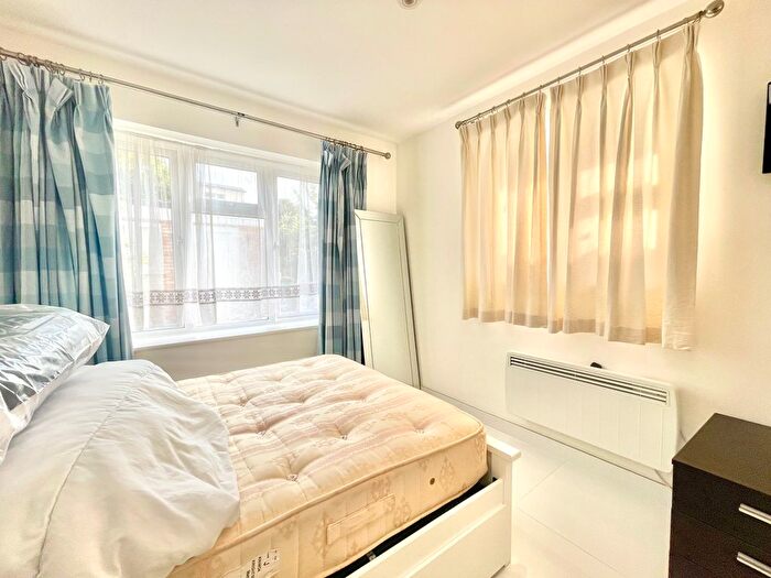 Studio To Rent In Bowes Road, London, W3