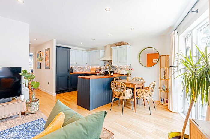2 Bedroom Flat For Sale In Lowther Road, Arcadia Court, N7