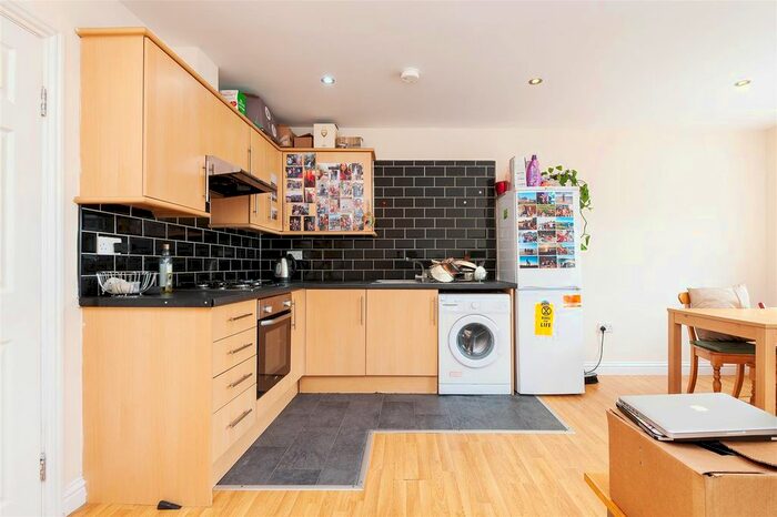 2 Bedroom Flat To Rent In Bethnal Green Road, London, E2