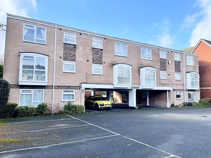 2 Bedroom Flat For Sale In Victoria Road, Netley Abbey, SO31