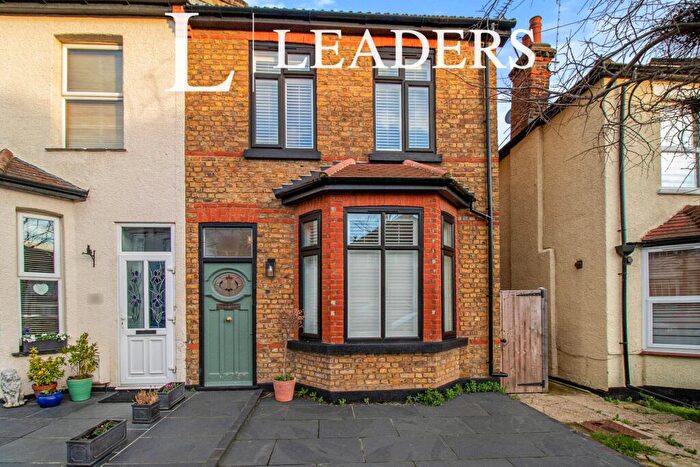 3 Bedroom Flat To Rent In Fairleigh Drive, Leigh-on-Sea, Essex, SS9