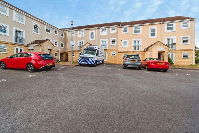 2 Bedroom Flat For Sale In Queens Square, Chippenham, SN15