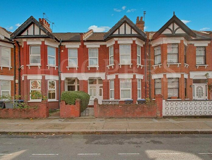 4 Bedroom Maisonette For Sale In Temple Road, London, NW2