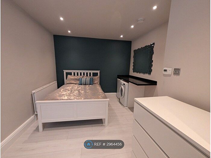 Studio To Rent In Kingsland Road, London, E2