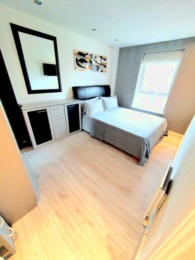 2 Bedroom Flat To Rent In Stewart Street, London, E14