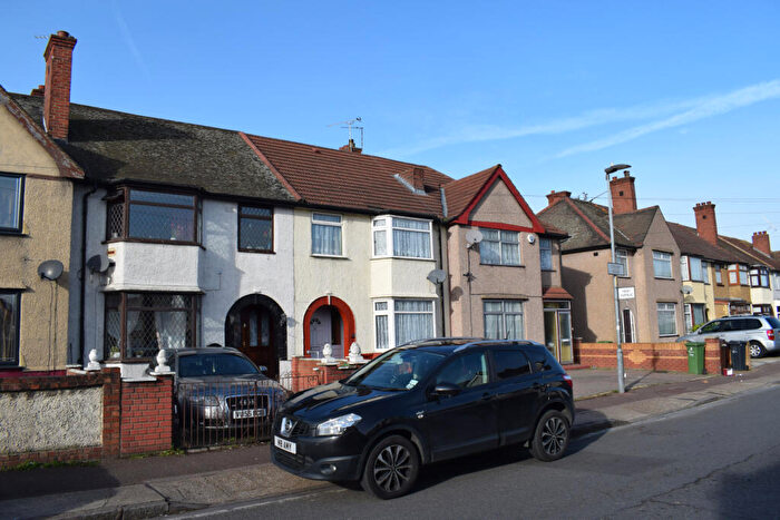 3 Bedroom Semi Detached House To Rent In Dagenham, RM10