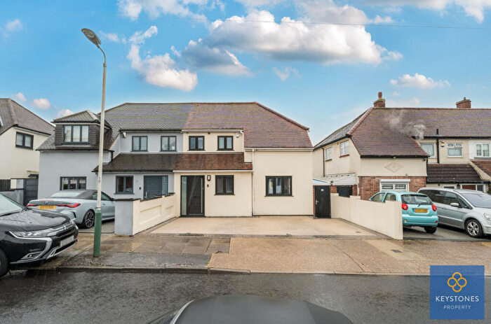 3 Bedroom Semi Detached House For Sale In Fontayne Avenue, Romford, RM1