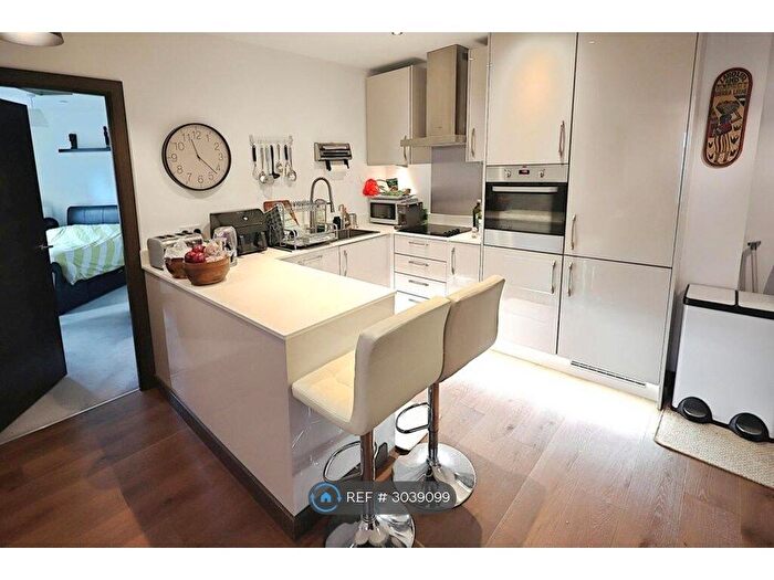 2 Bedroom Flat To Rent In Chiltern Court, Watford, WD24