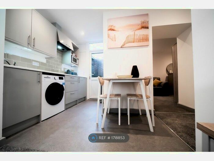 1 Bedroom Flat To Rent In Market Street, Kingswinford, DY6