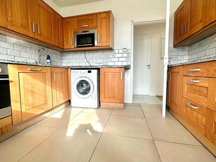 3 Bedroom Flat To Rent In Coleridge House, Churchill Gardens, Pimlico, London, SW1V